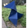 cocotte decorative metal bleue au jardin